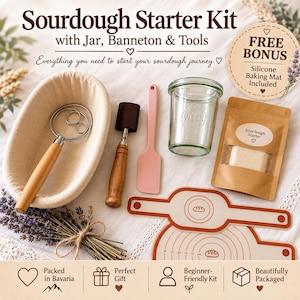 Op de afbeelding: Een zuurdesem starterkit met een ovale rijsmand, een metalen deegklopper met houten handvat, een insnijmesje, een roze siliconen spatel, een glazen Weck-pot, een zakje met het label Sourdough Starter en een siliconen bakmat met maatverdeling.