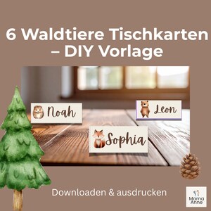 Op de afbeelding: De afbeelding toont zes naamkaartjes met illustraties van bosdieren. Elke kaart heeft een andere naam: Noah, Leon en Sophia. De kaarten liggen op een houten tafel, met een aquarel dennenboom en dennenappel op de voorgrond. De tekst bovenaan luidt "6 Waldtiere Tischkarten - DIY Vorlage."