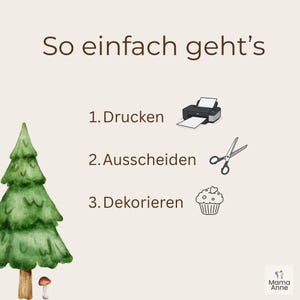 Op de afbeelding: Waterverfillustratie met Duitse tekst: "So einfach geht's." Stappen zijn onder meer afdrukken, knippen met een schaar en decoreren met een cupcake-pictogram. Een aquarelboom en paddenstoel staan links.
