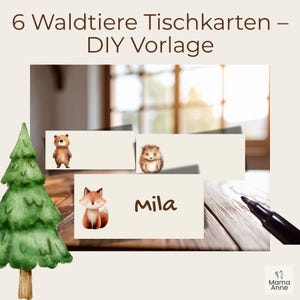 Op de afbeelding: De afbeelding toont zes doe-het-zelf tafelkaarten met illustraties van bosdieren. De kaarten tonen een beer, een egel en een vos. De tekst "Mila" staat op &eacute;&eacute;n kaart. De titel luidt "6 Waldtiere Tischkarten - DIY Vorlage".