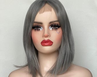 Rokerige asgrijze pruik met kant | Realistische diepgrijze halflange bob voor dames | Lijmloze topping van synthetisch haar