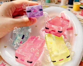 Pallina antistress a forma di axolotl, realizzata a mano, un oggetto unico in maltosio per alleviare l'ansia.