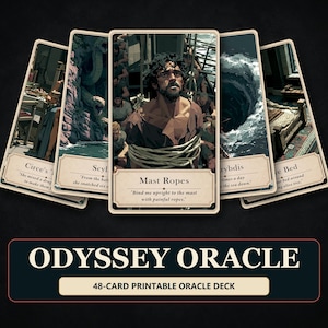 Può includere: Un ventaglio di cinque carte oracolo rettangolari del mazzo Odyssey Oracle, con illustrazioni di scene e personaggi con titoli come Mast Ropes, Scylla e Circe's. Ogni carta ha un bordo color crema e del testo nella parte inferiore.