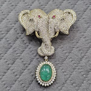 Broche vintage de elefantes gemelos con colgante de esmeralda, joyería animal Art Déco, broche de ojos de rubí, regalo de Navidad, broche de elefante pavé