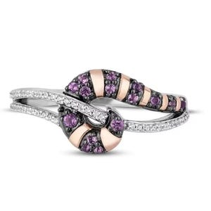 Puede incluir: Un anillo de plata con un diseño único. El anillo presenta dos secciones curvas, una con un diseño de piedras preciosas de oro rosa y púrpura, y la otra con pequeñas gemas blancas. El anillo está sobre un fondo blanco.