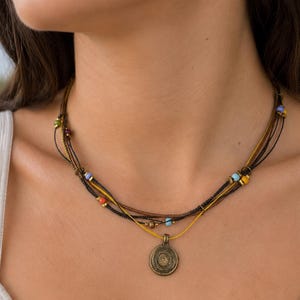 Layered Boho Choker Halskette, Tribal Anhänger, Naturstein Perlen, Vintage Style, Minimalist Boho Schmuck