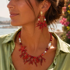 Collar llamativo de coral rojo, joyería bohemia playera, detalles de perlas, estilo mediterráneo. Conjunto de collar y pendientes.