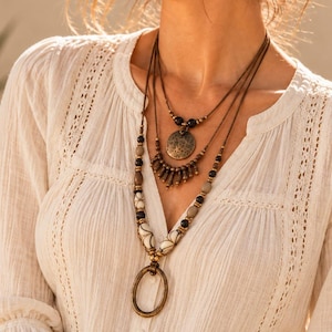 Lagerbetonat bohemiskt halsband – naturstenar, träpärlor, etniska statementsmycken, bohemhalsband, festivalhalsband