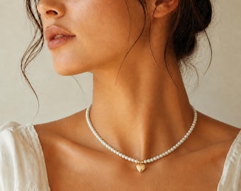 Collana di perle fatta a mano con ciondolo a cuore dorato, gioiello minimalista da indossare a strati.