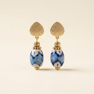 Pendientes colgantes de cerámica azul y blanca hechos a mano, con detalles dorados, joyería de estilo bohemio chic.