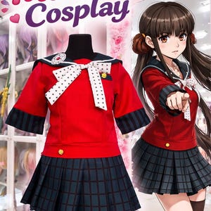 Op de afbeelding: Rood cosplay-outfit met een marineblauwe en witte matrozenkraag, een witte strik met zwarte sterren en een geruite rok. De tekst "Maki Cosplay" staat in roze en paars.