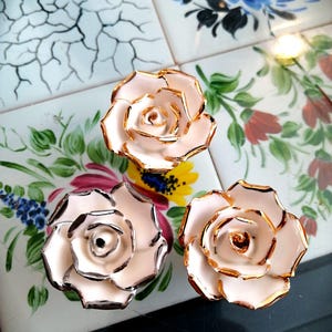 Tirador de porcelana con forma de rosa, chapado en oro y plata auténticos, elaborado a mano para aportar un toque de lujo y elegancia a los armarios de cocina y tocadores.