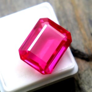 Rubi rosa de 24,7 quilates, qualidade AAA, lapidação esmeralda, lapidação facetada, certificado, pedra de rubi com lapidação incrível, extraído de mina, tamanho ideal para anel.