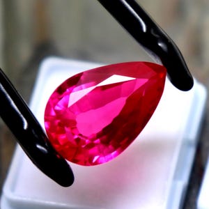 25,3 ct. jakości AAA. Naturalny rubin birmański o szlifie gruszkowym, fasetowany. Prawdziwy rubin. Certyfikowany różowy rubin. Luźny kamień szlachetny. Prezent na rocznicę tworzenia biżuterii.