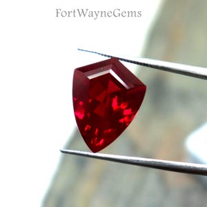 Natürlicher dunkelroter Rubin-Schildschliff facettierter loser Edelstein (12 Karat, Burma) unbehandelter AAA-Qualitätsstein echter roter Rubin für Geburtstagsgeschenk