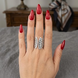 Anello regolabile aperto nella parte superiore, anello a fascia spessa in argento con motivo a pois, anello etnico boho, gioiello unisex di tendenza, regalo R53