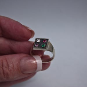 Anillo de plata de ley oxidada en bruto, anillo con múltiples piedras preciosas, joyería colorida con piedras de nacimiento familiares, anillo con textura orgánica, regalo de lujo oscuro para ella.