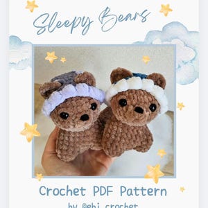 Puede incluir: Dos osos de ganchillo marrones con gorros de dormir. La imagen tiene el texto "Sleepy Bears" y "Crochet PDF Pattern by @ebi_crochet". Los osos están hechos a mano y tienen ojos negros y adornos blancos en sus sombreros. El fondo tiene ilustraciones de estrellas y nubes.