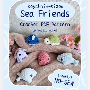 Puede incluir: Una colección de pequeñas criaturas marinas de ganchillo, incluyendo una tortuga, un pulpo y una ballena, exhibidas sobre una superficie suave y texturizada. La imagen incluye el texto "Keychain-sized Sea Friends Crochet PDF Pattern by @ebi_crochet" y "(nearly) NO-SEW".