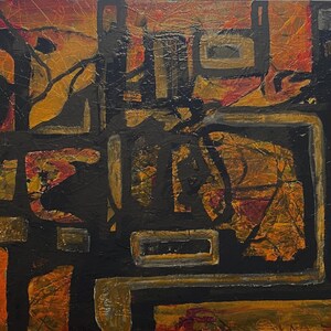 Op de afbeelding: Een rechthoekig abstract schilderij met een getextureerde achtergrond van gelaagde oranje, rode en gele tinten. Dikke, gedurfde zwarte lijnen vormen geometrische vormen en onderling verbonden paden over het canvas met gouden accenten.