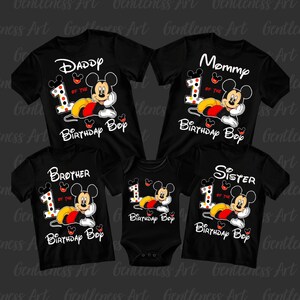 Puede incluir: Camisetas negras y un body con un dise&ntilde;o de Mickey Mouse. Las camisetas dicen "Daddy", "Mommy", "Brother" y "Sister" con "1 of the Birthday Boy". El body dice "Birthday Boy".