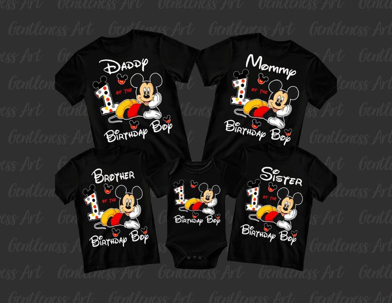 Puede incluir: Camisetas negras y un body con un dise&ntilde;o de Mickey Mouse. Las camisetas dicen "Daddy", "Mommy", "Brother" y "Sister" con "1 of the Birthday Boy". El body dice "Birthday Boy".