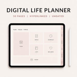 Könnte beinhalten: Ein digitaler Lebensplaner auf einem Tablet-Bildschirm mit einem Eingabestift. Die Benutzeroberfläche hat einen hellrosa Hintergrund mit Abschnitten für Plan, Goals, Schedule, Lists, Wellness und Notes. Der Text lautet: DIGITAL LIFE PLANNER 50 PAGES | HYPERLINKED | UNDATED.