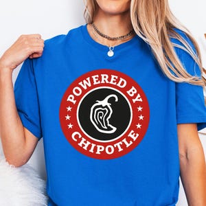 Maglietta con grafica retrò "Powered By Chipotle", abbigliamento umoristico a tema burrito.