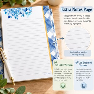 Op de afbeelding: Een gelinieerde notitieboekpagina met blauwe aquarel bladeren bovenaan en een blauwe ruitjesrand. De tekst luidt Extra Notes Page. Een witte pen met gouden accenten ligt op de pagina. Tekstvakken beschrijven de US Letter- en A5-versie met ruime regelafstand voor gemakkelijk schrijven.