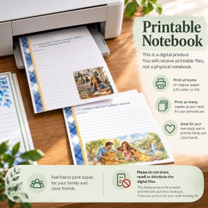 Op de afbeelding: Een printbare notitieboekpagina met blauwe ruitranden, gelinieerde schrijfruimte en illustraties. Het bovenste vel toont een persoon die studeert, terwijl het onderste vel een gezin met een leeuw afbeeldt. Tekst bevat "Symposium: Trust in Jehovah's Wisdom" en "Happy Is the One Trusting In Jehovah."