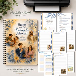 Op de afbeelding: Een spiraalgebonden printbaar notitieboek met een omslag met aquarelillustraties van mensen en de tekst Happy Is the One Trusting In Jehovah 2026-2027. De set bevat meerdere binnenpagina's met gelinieerde secties, blauwe bladmotieven en kleine afbeeldingen.