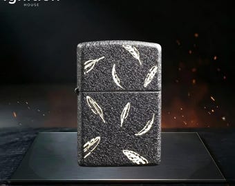 Isqueiro Zippo com estampa de penas estilosa, design elegante e texturizado em preto, presente de aniversário exclusivo e colecionável para ele, ótima ideia de presente masculino.