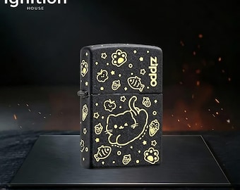 Isqueiro Zippo com design de gatinho preto e dourado, um presente fofo para amantes de gatos. Item colecionável e exclusivo para presente de aniversário. Ótima ideia de acessório para presente masculino.