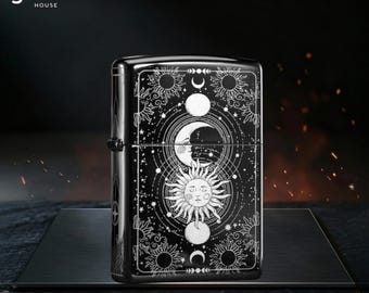Isqueiro colecionável de metal, presente para ele, isqueiro celestial com sol e lua, isqueiro preto gravado, design astrológico, isqueiro de bolso à prova de vento.