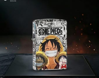 Isqueiro colecionável inspirado no Rei Pirata do anime, design Zippo em estilo mangá, presente exclusivo para ele, acessório masculino perfeito para aniversário.