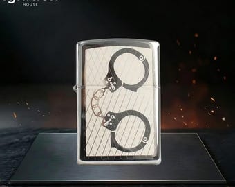 Isqueiro Zippo com design elegante de algemas, arte minimalista em metal, presente de aniversário exclusivo e colecionável para ele, acessório ideal para presente masculino.