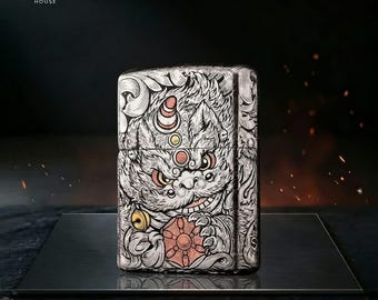 Isqueiro Zippo colecionável exclusivo, presente perfeito para ele, com design intrincado de leão guardião e acabamento artisticamente gravado. Ideal para aniversários e outras ocasiões especiais.
