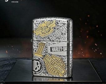 Isqueiro com emblema de motocicleta vintage, item de colecionador estilo Zippo para motociclistas, acessório masculino à prova de vento, design premium.