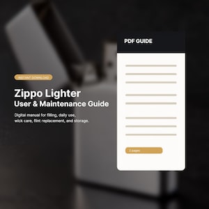 Può includere: Una guida digitale per l'uso e la manutenzione dell'accendino Zippo con il testo: Instant Download, Zippo Lighter User & Maintenance Guide, Digital manual for filling, daily use, wick care, flint replacement, and storage, PDF Guide, 2 pages.