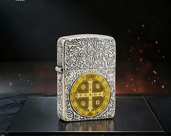 Isqueiro Zippo com a Cruz de São Bento, Isqueiro Zippo Vintage Gravado à Prova de Vento, Presente Católico para Ele, Isqueiro de Bolso Colecionável Religioso