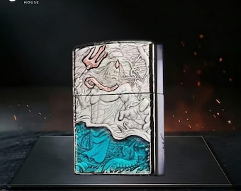 Isqueiro Zippo inspirado na mitologia oceânica, com arte do deus do mar Trident, item de colecionador exclusivo para presente de aniversário ou de aniversário para homens. Ótima ideia de presente para qualquer ocasião.