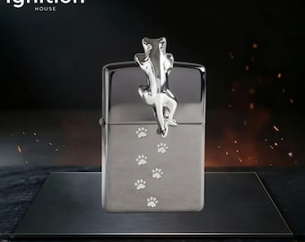 Isqueiro Zippo cromado, um presente adorável para amantes de gatos. Design fofo de gatinho pendurado. Item de colecionador exclusivo. Presente de aniversário, presente para ele, presente masculino.