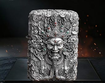 Isqueiro colecionável de metal, presente para ele, isqueiro com divindade guardiã, isqueiro gravado, design de guerreiro mítico, isqueiro de bolso à prova de vento.
