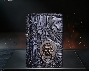 Isqueiro de metal, isqueiro colecionável em formato de caveira, presente para ele, isqueiro com caveira, isqueiro gótico gravado, design de arte sombria, isqueiro de bolso à prova de vento