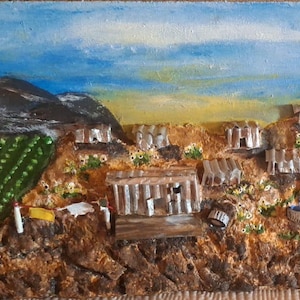 Puede incluir: Un cuadro de paisaje en técnica mixta sobre tabla rectangular con primer plano marrón texturizado, pequeñas estructuras metálicas, un campo verde, montañas oscuras y cielo azul y amarillo. Firma S Nel 2026 en la parte superior derecha.