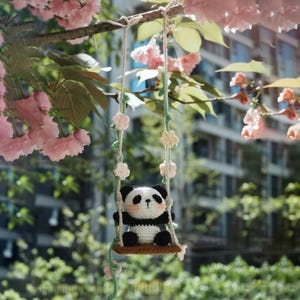 Lindo adorno colgante de panda de ganchillo para el espejo retrovisor del coche - Panda amigurumi hecho a mano en un columpio - Accesorio para el espejo retrovisor del coche - Charm de panda con flores y enredaderas para el coche