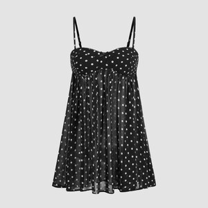 K&ouml;nnte beinhalten: Schwarzes Camisole mit wei&szlig;en Polka Dots und d&uuml;nnen Tr&auml;gern. Das Oberteil im Babydoll-Stil hat einen Sweetheart-Ausschnitt und einen flie&szlig;enden, halbtransparenten Stoff. Das Kleidungsst&uuml;ck hat ein gerafftes Oberteil und einen ausgestellten Rock.