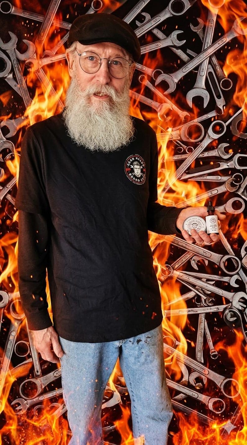 Pu&ograve; includere: Un uomo con una maglietta nera a maniche lunghe con un logo e che tiene prodotti per la cura della barba. Lo sfondo presenta un design infuocato con chiavi. I prodotti includono una latta e una bottiglia con etichette.