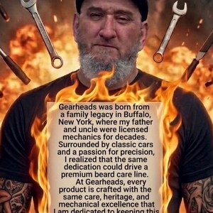 Pu&ograve; includere: Un uomo con barba e berretto nero tiene in mano un cartello con testo sulla cura della barba Gearheads, circondato da fiamme e attrezzi. Il testo descrive l'eredit&agrave; meccanica del marchio.