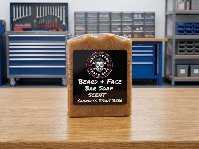 Pu&ograve; includere: Una saponetta marrone con un'etichetta nera che recita "BEARD + FACE BAR SOAP SCENT Guinness Stout Beer". Il sapone &egrave; confezionato in plastica trasparente. Lo sfondo comprende armadi e attrezzi blu.